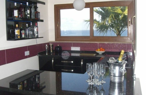 Tatlisu Villa | Million Dollar Mansion con piscina infinita enorme, jacuzzi y bar en la piscina