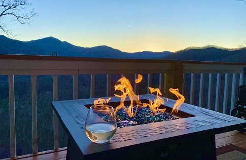 Maggie Valley Cabina | Million Dollar Views, PRIVATE, Golf, Hot Tub, Game Room, Hike
