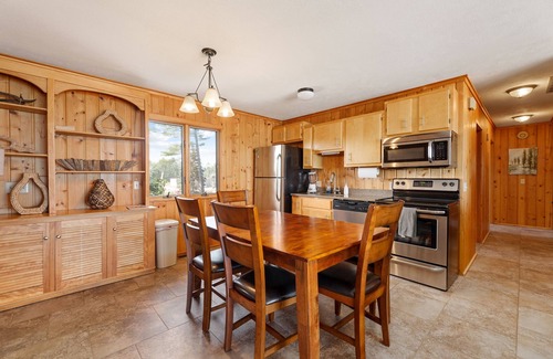 Traverse City Casa | 🐚 Million Dollar Views 5BDR Beachfront in East Bay