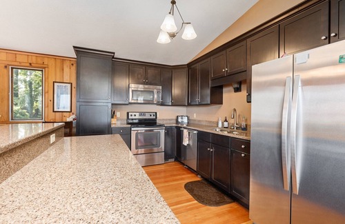 Traverse City Casa | 🐚 Million Dollar Views 5BDR Beachfront in East Bay
