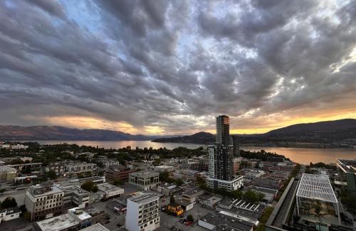 Downtown Kelowna Casa | Million-Dollar View 1 bedroom with private bathroom in a shared 2 bed apartment with access to 34th floor lounge in Downtown Kelowna