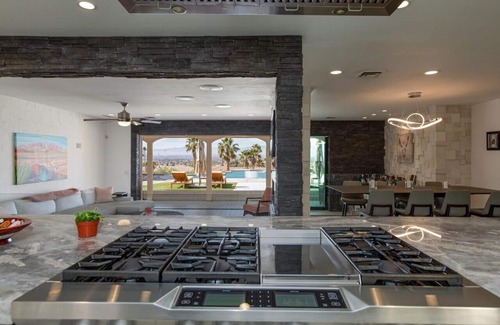 Sunrise Manor Casa | Million dollar View Luxury Single home(with HOA amenities)13mi strip & Airport