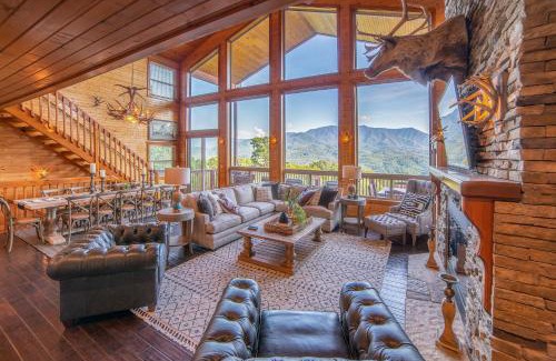 Gatlinburg - Pigeon Forge Casa | Million Views Hot Tub Game Room Sleeps 25