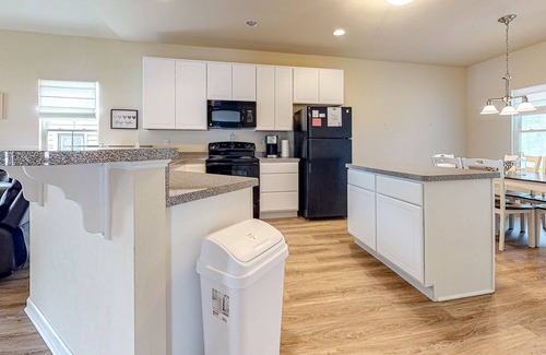Millville Casa | Millville by the Sea home with screened deck & access to pools/pickleball/gym