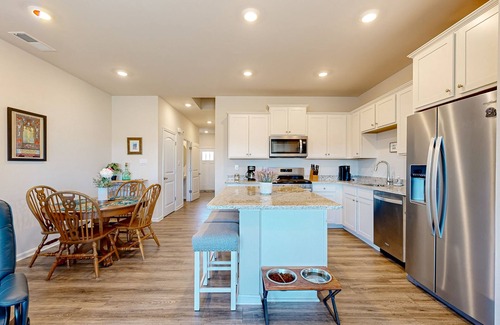 Millville Casa | Millville by the Sea home with clubhouse, pools & wellness center access