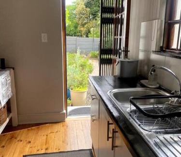 Claremont Apartamento | Milner Cottage: Digital Nomad Oasis