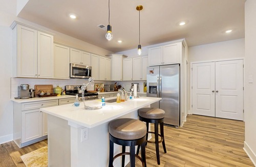 Frankford Casa | Milo's Haven pet friendly townhome w/shared pool, W/D & Free WIFI