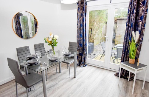 Milton Keynes Casa | Milton Keynes 5BR Contractor house, families/groups welcome.