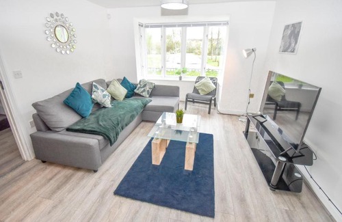 Milton Keynes Casa | Milton Keynes 5BR Contractor house, families/groups welcome.