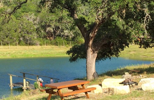 Ingram Cabina | La mansión de Mimi en Stacy Ranch, cabaña en 120 acres entre Ingram y Hunt, Tx