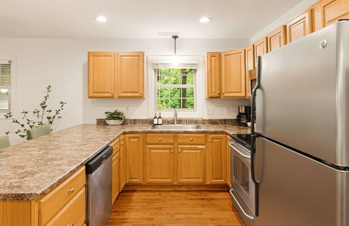 Asheville Casa | Min to AVL | Hot Tub | FirePit | EVCharger | Grill