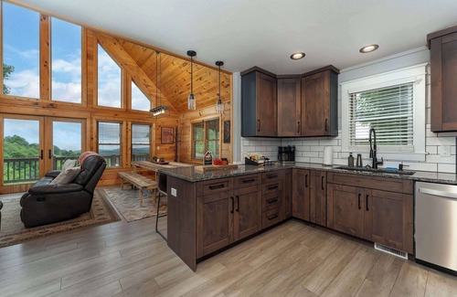 Wolf Laurel Casa | Min to Hatley Pt Stunning Mtn Views Hot Tub