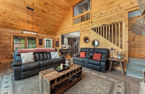 Wolf Laurel Casa | Min to Hatley Pt Stunning Mtn Views Hot Tub