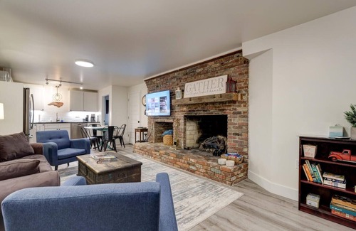 Crabtree Casa | Min to NCSU Crabtree RDU North Hills PATIO Fire Pit LAWN Pets
