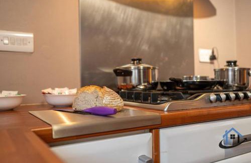 Northampton Casa | Minchin House, nr Npton Saints Rugby, sleeps 8