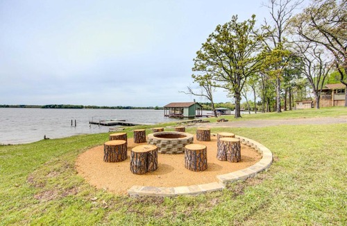 Mineola Casa | Mineola Lake House with Dock and Fire Pit!