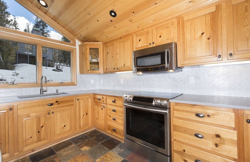 Alpine Meadows Casa | Mineral Springs By Tahoe Getaways w/ Hot tub & Ski Shuttle in Alpine Meadows