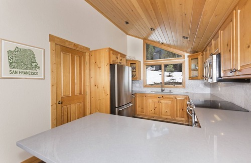 Alpine Meadows Casa | Mineral Springs By Tahoe Getaways w/ Hot tub & Ski Shuttle in Alpine Meadows
