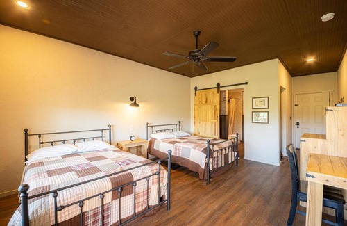Tombstone Chalet De Esquí | Miners Cabins #1 - Two Double Beds and Private Balcony