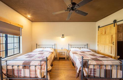 Tombstone Chalet De Esquí | Miners Cabins #1 - Two Double Beds and Private Balcony