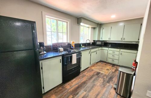 West Village Casa | Miners Suite-centrally Located In Shaver Lake