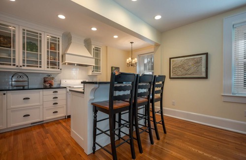 Hendersonville Apartamento | Minette's Downtown Condo | Historic Spot in Downtown Hendersonville