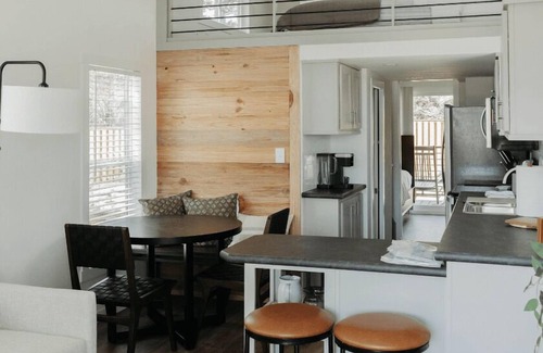 Wimberley Cabina | Mingo Cabin - Cabin sleeps up to 6 people. Pet friendly.