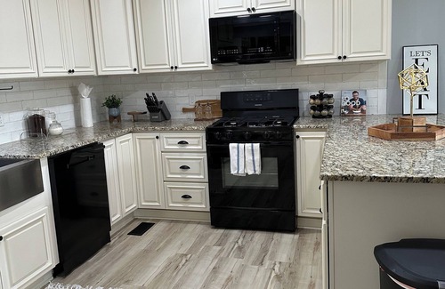 Wake County Casa | Mini gold and pool spacious 3 level floor home for 14 people