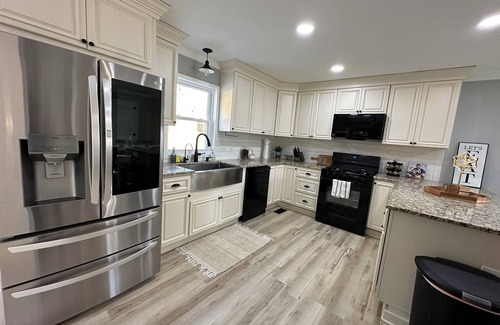 Wake County Casa | Mini gold and pool spacious 3 level floor home for 14 people