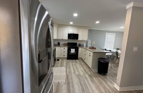 Wake County Casa | Mini gold and pool spacious 3 level floor home for 14 people