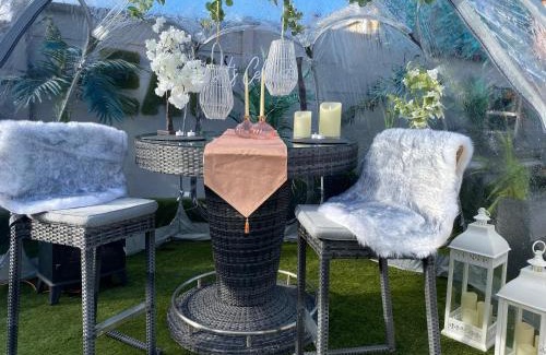 Bramcote Casa | Mini Love Island style guest house includes personal warm 24 hour swimming pool, outdoor bathtub, BBQ and fire pit, all this is secretly located in the busy suburbs of Nottingham