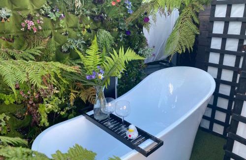Bramcote Casa | Mini Love Island style guest house includes personal warm 24 hour swimming pool, outdoor bathtub, BBQ and fire pit, all this is secretly located in the busy suburbs of Nottingham