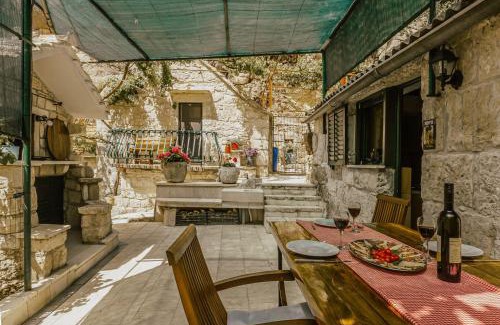 Omis Chalet De Esquí | Mini stone house