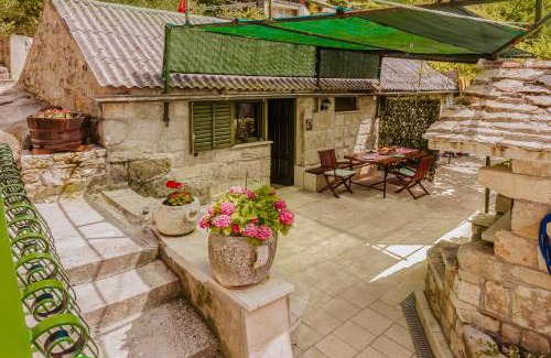 Omis Chalet De Esquí | Mini stone house