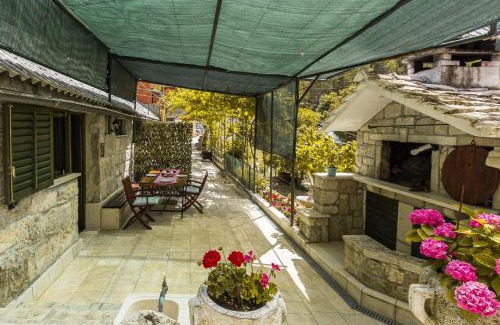 Omis Chalet De Esquí | Mini stone house
