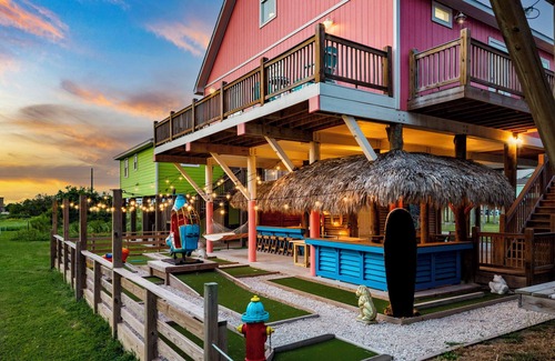 Port Bolivar Casa | Beach Retreat w/ Game Room, Mini-Golf & EV charging - Dog Friendly!