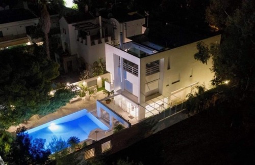 Vouliagmeni Villa | Minimal blue villa