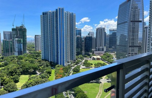 Pembo Apartamento | Minimalist 1BR Exec Suite + Best City View of BGC