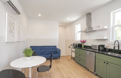 Cleveland Park Apartamento | Minimalist Chic Guest House 10 mins from Broadway!