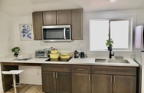 Ashland Casa | Minimalist Living 1BR In-Law AC Unit with Private Washer & Dryer