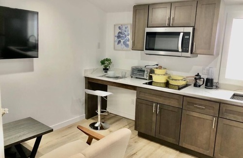 Ashland Casa | Minimalist Living 1BR In-Law AC Unit with Private Washer & Dryer