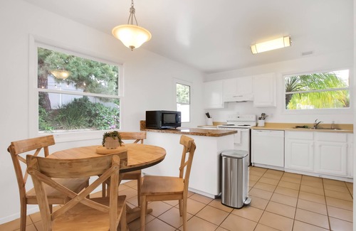 The Mesa Casa | Minimalist style 4 Bed Home sleeps 8 located 2 blocks from beach