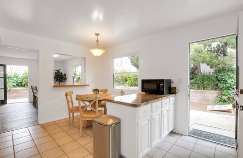 The Mesa Casa | Minimalist style 4 Bed Home sleeps 8 located 2 blocks from beach