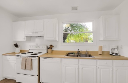 The Mesa Casa | Minimalist style 4 Bed Home sleeps 8 located 2 blocks from beach