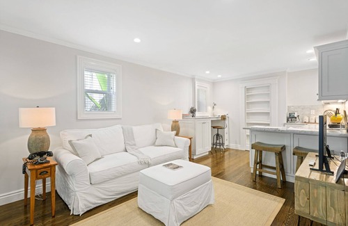 West Alameda Casa | Hermoso apartamento de planta baja de un dormitorio en una casa de campo victoriana