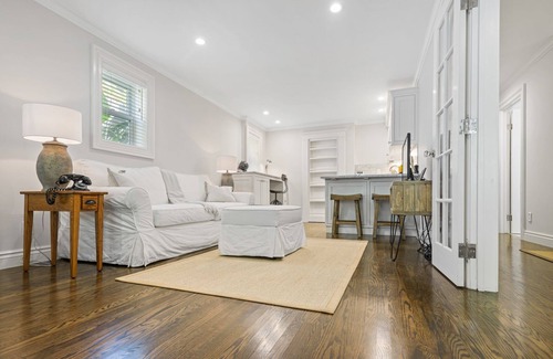 West Alameda Casa | Hermoso apartamento de planta baja de un dormitorio en una casa de campo victoriana