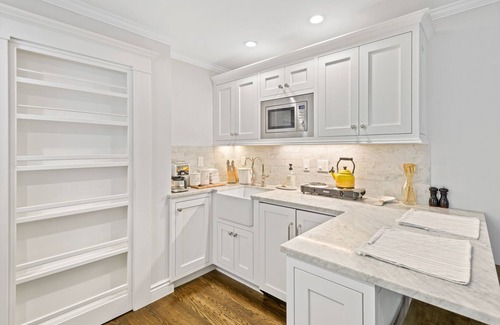 West Alameda Casa | Hermoso apartamento de planta baja de un dormitorio en una casa de campo victoriana