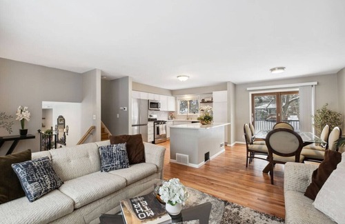 Apple Valley Casa | Minnesota Designer Stay: Mall of America, ValleyFair, & Minnesota Zoo