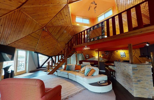 Center City Casa | MINNESTAY * Square Bed ~ Round House | Private Beach, Lakefront, Unique Stay