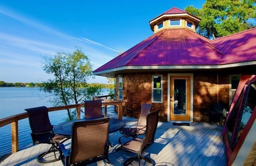 Center City Casa | MINNESTAY * Square Bed ~ Round House | Private Beach, Lakefront, Unique Stay